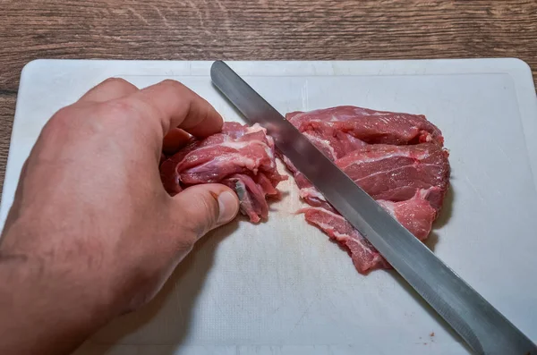 Slachter Snijdt Vlees Met Een Mes Een Snijplank — Stockfoto