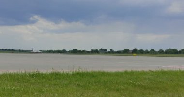 LVIV, UKRAINE - Haziran 2021: AZUR AIR havayolu şirketi Lviv uluslararası havaalanının pistinden havalanır.