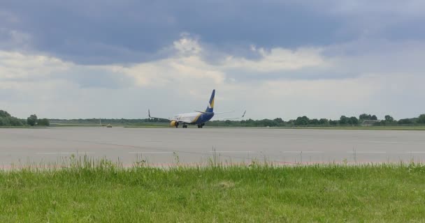 Lviv Ukraine Juni 2021 Das Flugzeug Der Fluggesellschaft Azur Air — Stockvideo