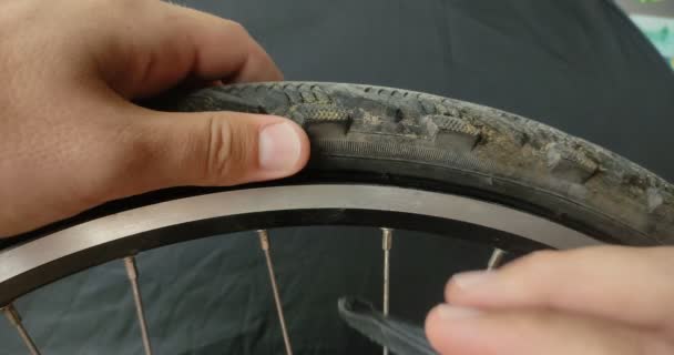 Reparatören Reparerar Ett Punkterat Cykeldäck — Stockvideo