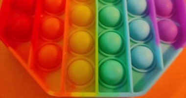 LVIV, UKRAINE - MAYIS 2021: çok renkli plastik oyuncak antistresi patlat