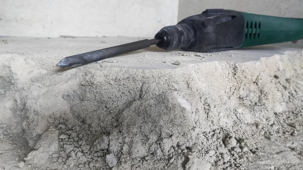 Operaio Rompe Pavimento Cemento Con Martello Trapano — Foto Stock