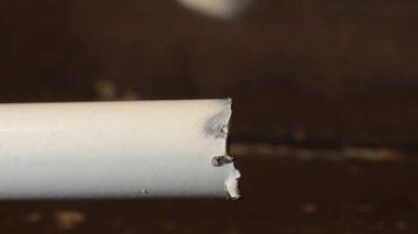 Usta oymacı metali öğütücü tekerlekle işliyor.