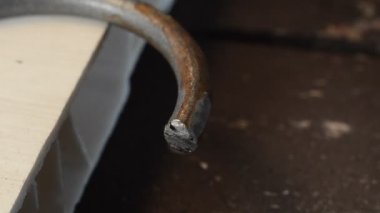 Usta oymacı metali öğütücü tekerlekle işliyor.