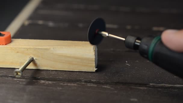 Майстер Гравер Обробляє Шматок Деревини Шліфувальним Колесом — стокове відео