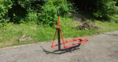 Spor parkında egzersiz malzemesi.