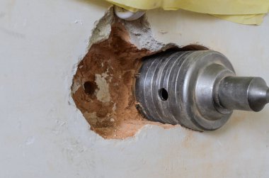 Çekirdek matkabı, beton matkaplar elektrik bağlantı kutusu ve soket yerleştirmek için tuğla duvar.