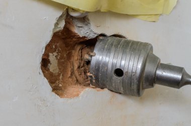 Çekirdek matkabı, beton matkaplar elektrik bağlantı kutusu ve soket yerleştirmek için tuğla duvar.