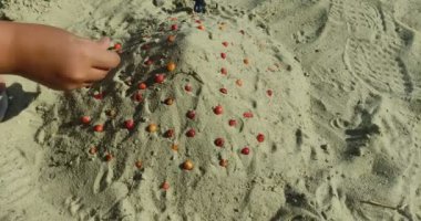 Kum havuzunda oynayan çocuk