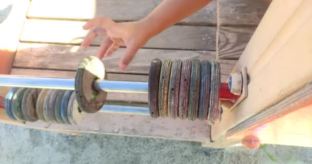 Çocuk Oyuncak Abaküsle Sokak Parkında Oynuyor — Stok video