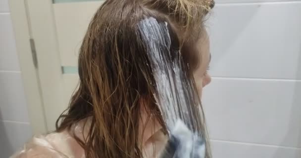 Jeune Belle Femme Elle Même Teint Ses Cheveux Avec Peinture — Video