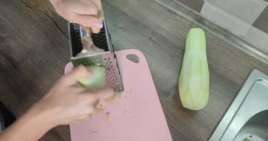 Mutfak masasında ızgara kabak var.