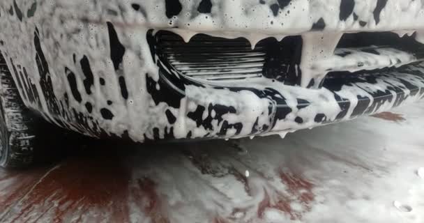 Czynna Pianka Spływa Czarnym Samochodem Samoobsługowej Myjni Samochodowej — Wideo stockowe