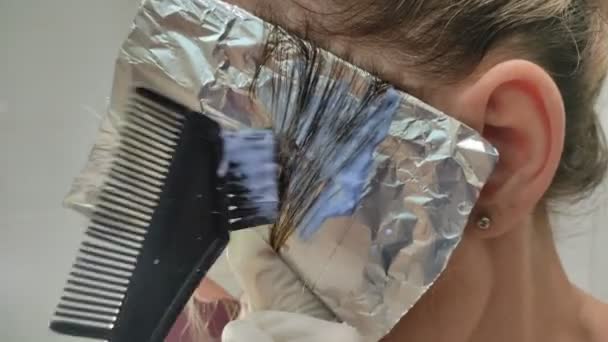 Genç Güzel Bir Kadın Saçını Boya Fırçayla Boyar — Stok video