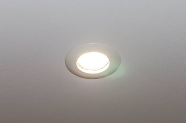 Kırık, yanmış LED lambası Tavanda titreşiyor