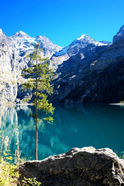 Vista panoramica sul lago di Oeschinensee in Svizzera. — Foto Stock
