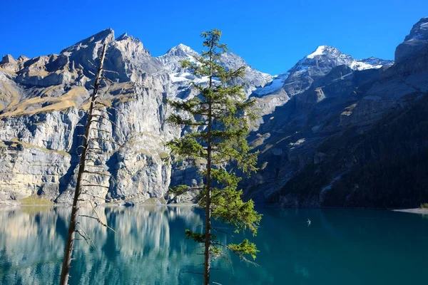 Panoramic view of Oeschinensee lake in Switzerland. — Stock Photo, Image