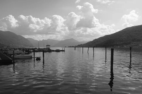 Vista dramática sobre o Lago Iseo Italiano em preto e branco — Fotografia de Stock