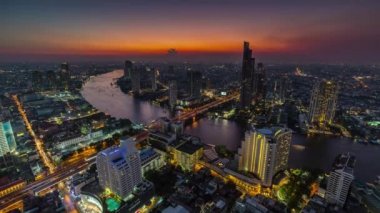 Sunset Oteli çatısı nehir manzarası 4k zaman aşımına uğramış Tayland
