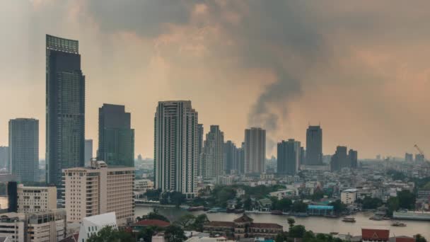 Západ Slunce Bangkok Řeka Provoz Hořící Budova Panorama Čas Lapse — Stock video