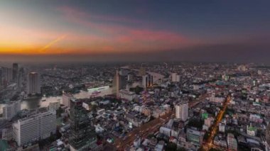 Gün batımı çatısı Bangkok nehri manzarası 4k zaman aşımı Tayland