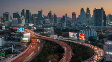 Bangkok şehir merkezi trafik yolu kavşağı panorama 4k zaman aşımı Tayland