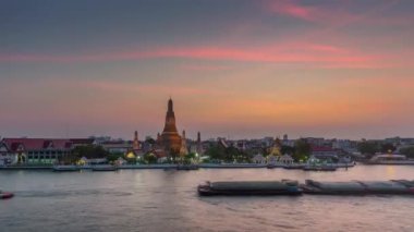 Gün batımı Bangkok Wat Arun Nehri Tapınağı Panorama 4k zaman aşımı Tayland