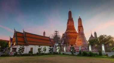 famous wat arun bangkok temple square panorama 4k time lapse thailand