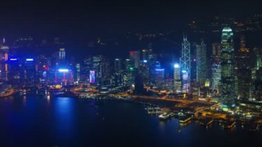 Hong Kong şehrinin Çin 'inden gece ışığı panoramik bölmesi 4k zaman aşımı.