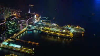 Gece Feneri Rıhtımı. Hong Kong City Körfezi 'nden 4K zaman aşımı.