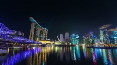 Singapur gece parlak ışık alanda 4 k yürüyüş zaman atlamalı