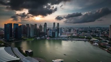 günbatımı fırtınalı gökyüzü kuş 4 k zaman atlamalı Singapur çatı üstten görüntülemek
