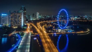 gece ışık trafik yol ve ünlü singapore flyer 4k zaman atlamalı