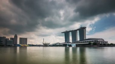 bulutlu gökyüzü ünlü Singapur görünümü 4 k zaman sukut modern bir otel