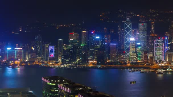 Ночной легкий городской пейзаж 4k время истекает от Гонконгского залива — стоковое видео