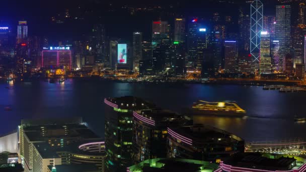 Гонконг ночью легкий городской пейзаж и водное движение 4k время истекает от Гонконга — стоковое видео