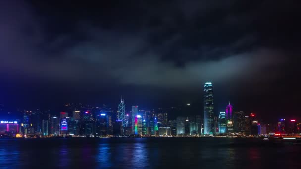 Bewolkte nacht licht panoramisch 4 k time-lapse uit prachtige hong kong — Stockvideo