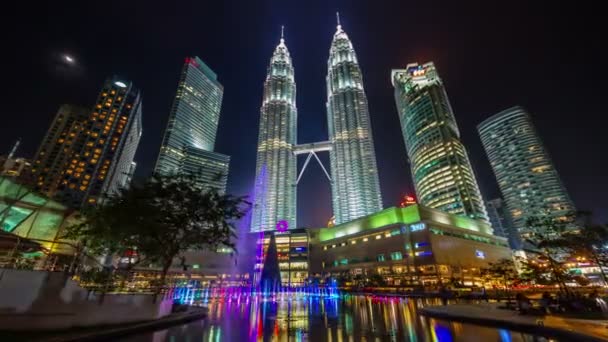 Lumière de nuit colorée célèbres tours fontaine 4k laps de temps de kuala lumpur — Video