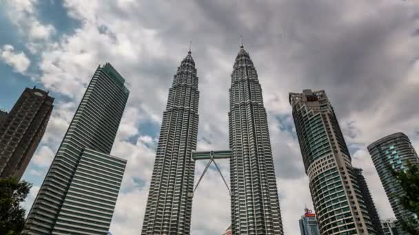 Панорамный вид на знаменитые башни 4k время истечения от Куала-Лумпур — стоковое видео
