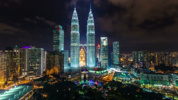 Noche luz cielo torres panorama 4k lapso de tiempo de kuala lumpur — Vídeos de Stock