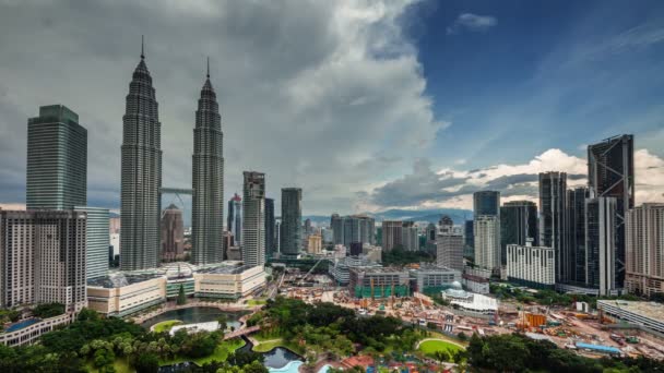 Kuala lumpur bloque de construcción cerca de famosas torres 4k time lapse — Vídeo de stock