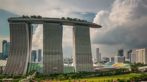 Round panoramic view on famous singapore hotel 4k time lapse from the bay — ストック動画