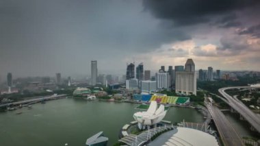 güneşli gökyüzü Singapur ünlü Hotel'e yağmurlu üzerinden 4 k zaman atlamalı görüntülemek