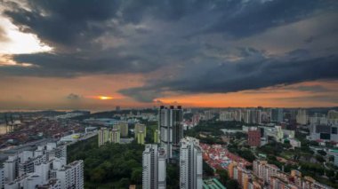 Singapur günbatımı gökyüzü şehir Panoraması 4k zaman atlamalı