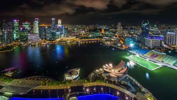 밤 빛 지붕 파노라마 보기 싱가포르 유명 호텔에서 4 k 시간 경과 — 비디오
