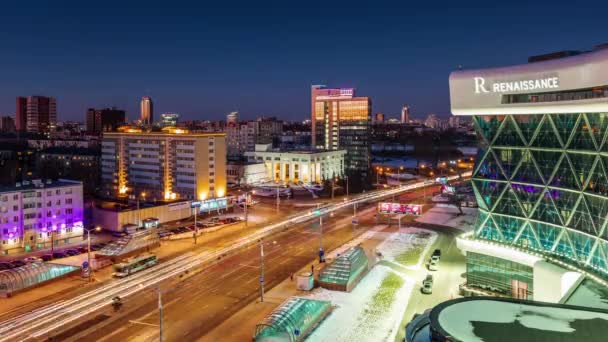 Мінськ нічне світло міський трафік вулиця готель вид 4k проміжок часу — стокове відео