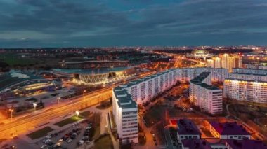 Minsk günbatımı modern otel ve Spor Sarayı çatı panorama 4k zaman atlamalı