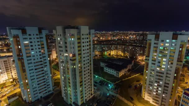 Ночное освещение Minsk city apartment building roof top panorama 4k time lapse — стоковое видео