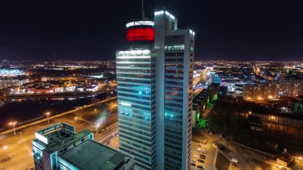 Minszk város éjszakai fény legmagasabb irodaház 4 k idő telik el — Stock videók