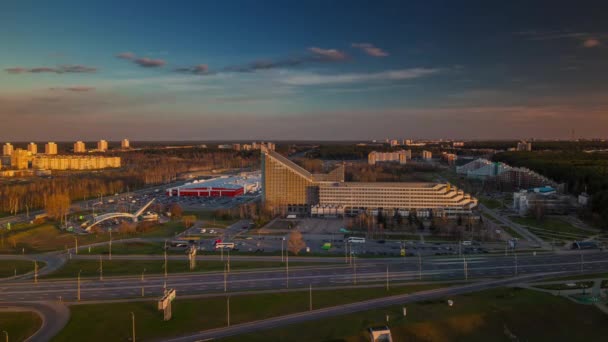 Tramonto minsk architettura della città universoviale del traffico 4k time lapse — Video Stock